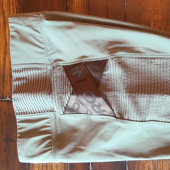 Nike army green Aero Adapt ribbed leggings size XS - Picture 7 of 13